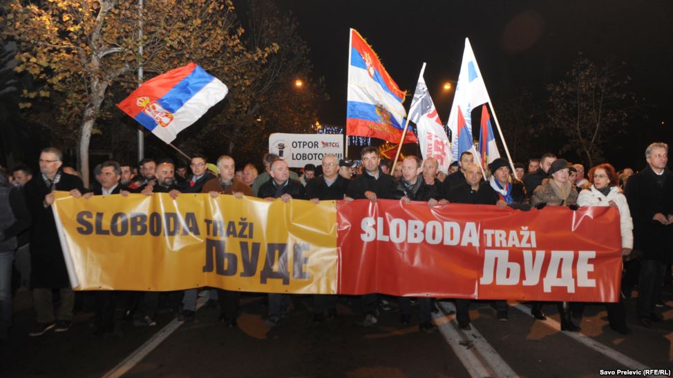 Podgorica: na protestu DF slike Šešelja i Putina