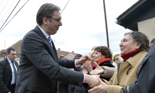 Svilajnac, 24. februara 2016 - Premijer Aleksandar Vucic (L) pozdravlja okupljene gradjane u Svilajncu. Vucic je danas obisao radove na obnovi zgrade srednje skole u Svilajncu, koja je ostecena u majskim poplavama 2014. godine. FOTO TANJUG / ZORAN ZESTIC / tj