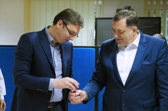 Aleksandar Vučić doručkovao sa pripadnicima Operativnog centra sistema odbrane na Banjici