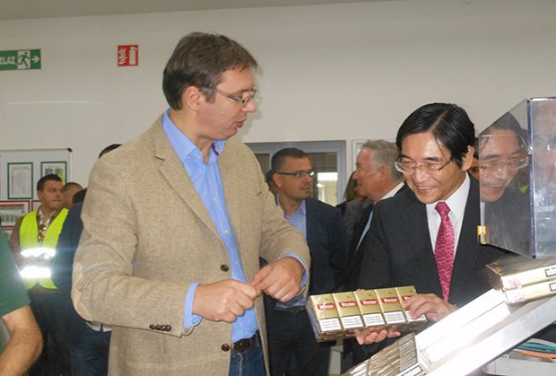 Aleksandar Vučić posetio fabriku Japan tabako u Senti