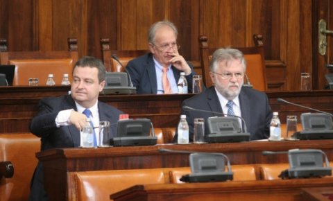 Skupštiuna  Srbije:  opozicija pita zašto Vlada uzima kredite kada je  republički budžet u suficitu?