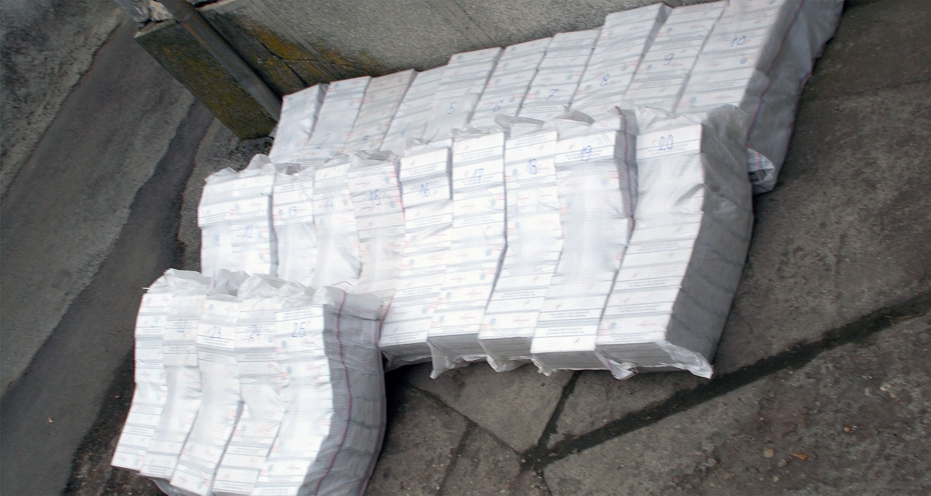 Policija u Leskovcu i Zrenjaninu zaplenila 57.000 paklica cigareta bez markica!