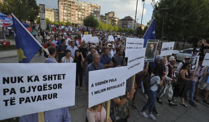 PRIŠTINA: Građani traže ostavku tužioca i Hradinaja