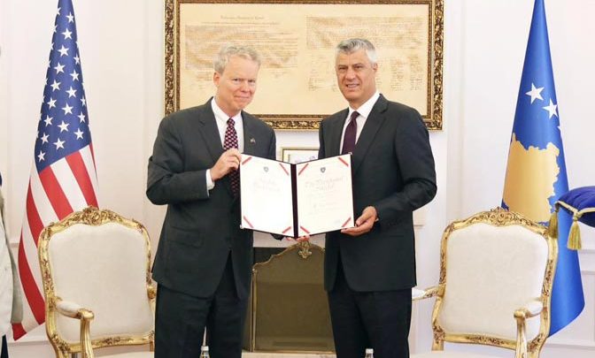 KOSOVO: Tači odlikovao američkog ambasadora