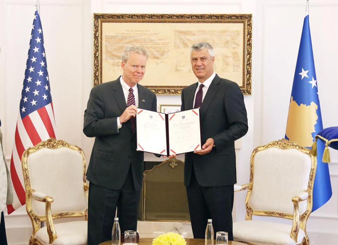 KOSOVO: Tači odlikovao američkog ambasadora