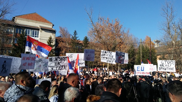 KOSOVSKA MITROVICA: Protest zdravstvenih radnika