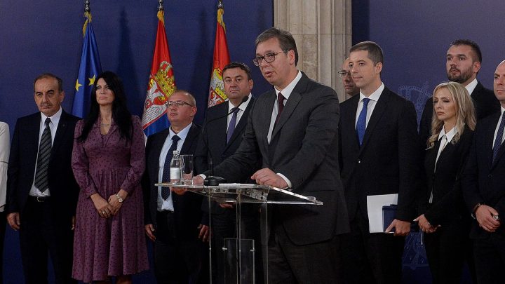 ČEKAJUĆI IZBORE: Vučić i kandidati Srpske liste čekaju pobedu!