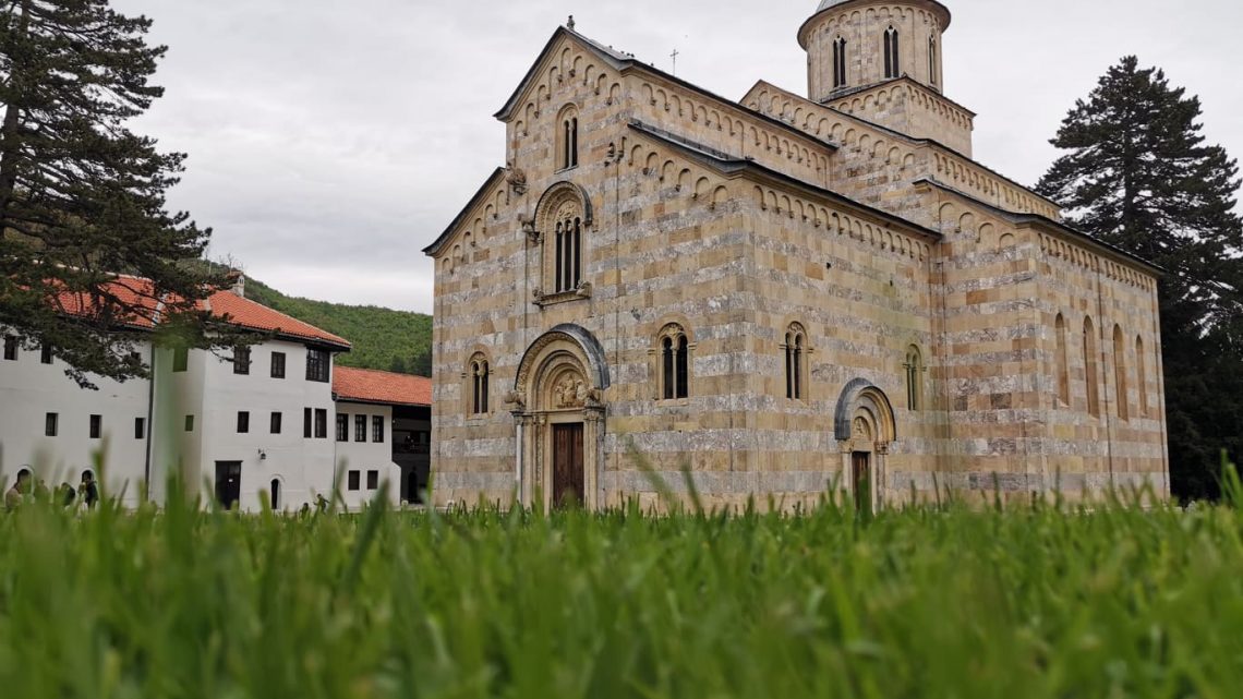 Albanci ponovo grade oko  manastira Dečani