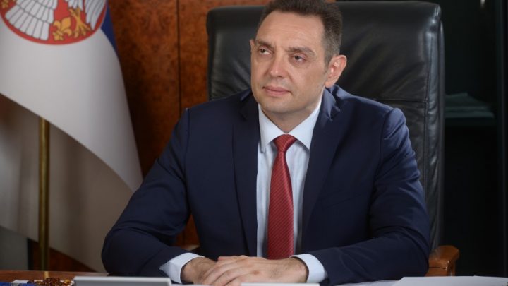 Ministar Vulin: Titula akademika ne može da napravi čoveka od bednika kakav je Teodorović