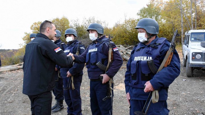 Вулин са припадницима српске полиције у копненој зони безбедности