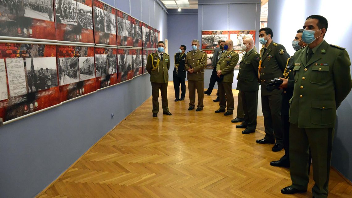 Strani vojni predstavnici obišli izložbu „Ratna slika Srbije u Drugom svetskom ratu, 1941–1945”