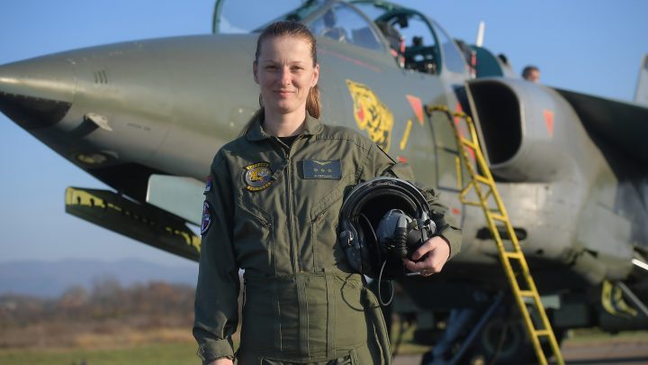Војска Србије добила прву жену пилота јуришног борбеног авиона “Орао”