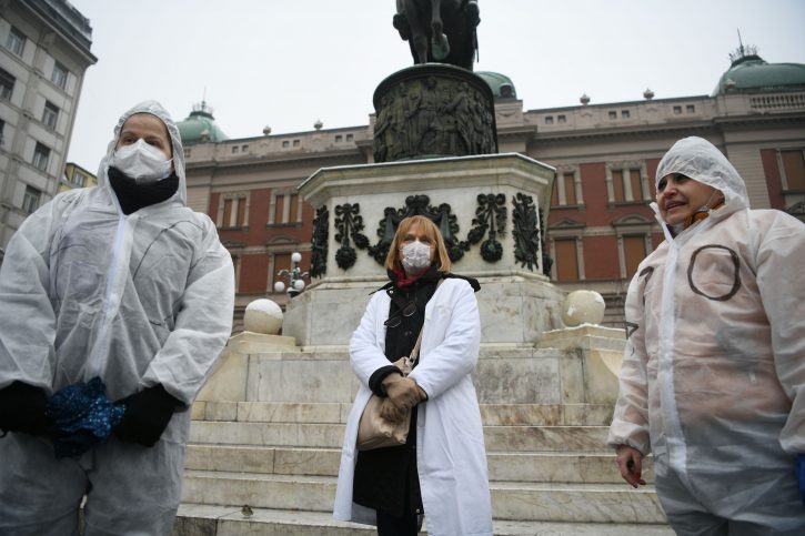 Tri doktorke u protestnoj šetnji: Zašto je velika smrtnost lekara u Srbiji?