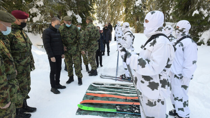 Stefanović obišao kadete Vojne akademije na obuci u zimskim uslovima na Kopaoniku