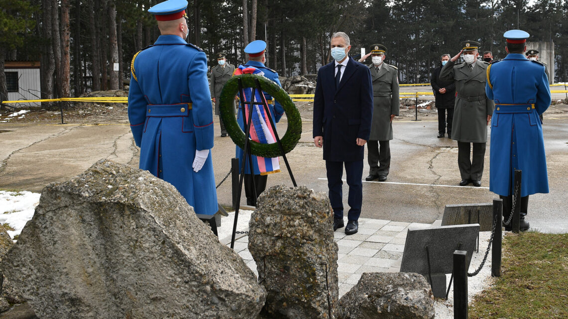 Министар Стефановић положио венце на спомен обележја жртвама НАТО агресије