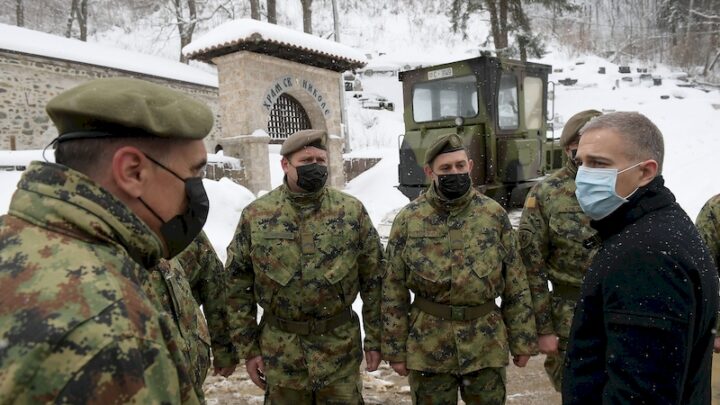 Vojska pomaže u čišćenju snega u Crnoj Travi