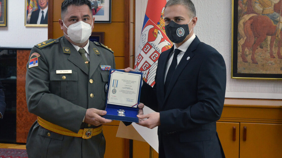 Ministar Stefanović uručio priznanja za doprinos u borbi protiv kovida