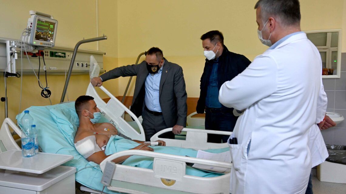 Вулин обишао повређеног полицајца Ивана Ровчанина Вулин обишао повређеног полицајца Ивана Ровчанина
