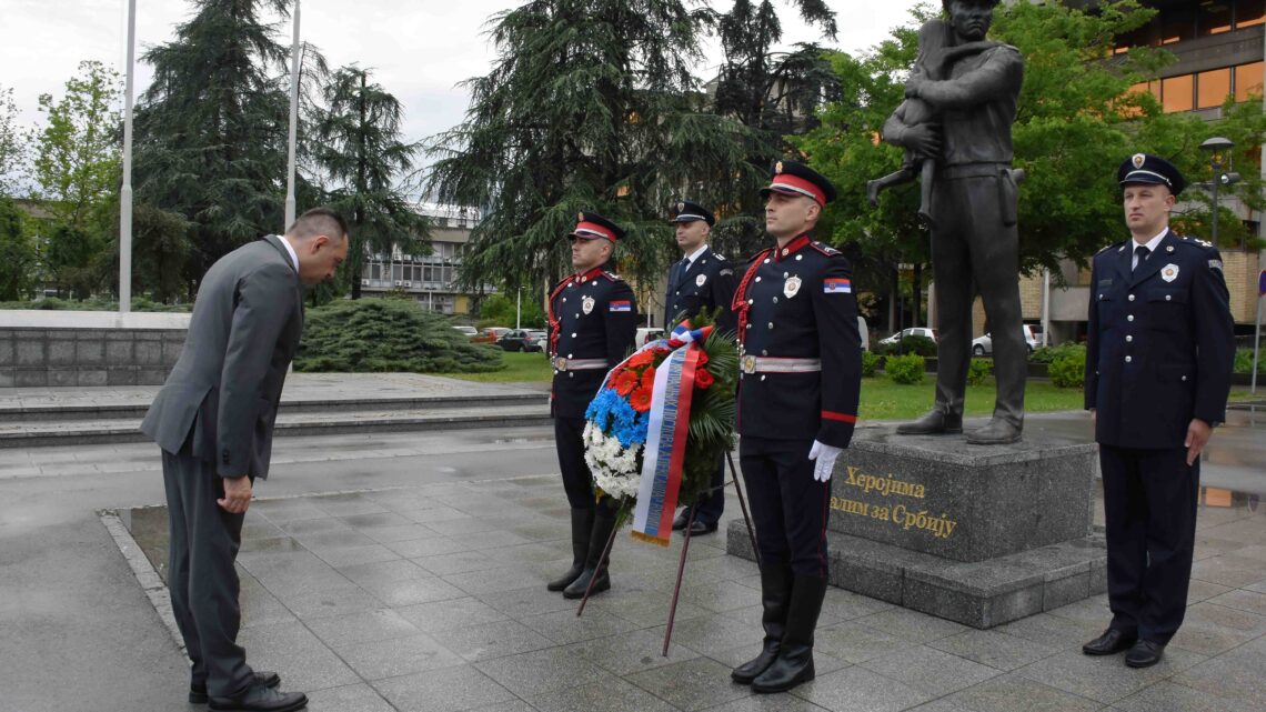 Vulin odao poštu policajcima poginulim na dužnosti