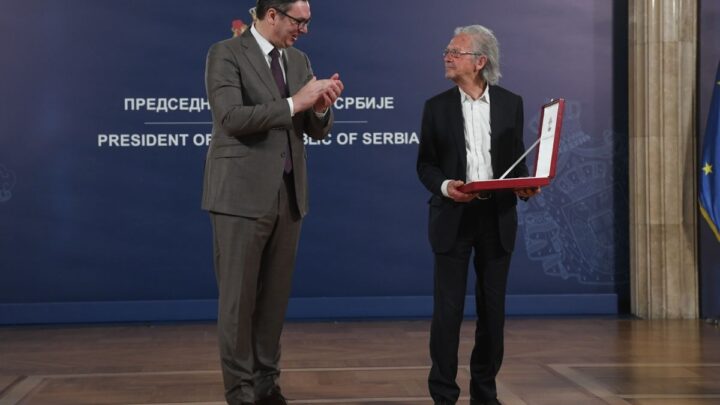 Predsednik Vučić uručio odlikovanje austrijskom piscu Peteru Handkeu