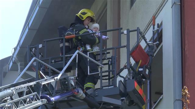 Евакуисане 24 особе у акцији спасавања од пожара у Новом Саду