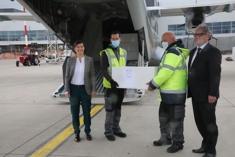 Brnabić ispratila avion sa donacijom vakcina za građane Češke