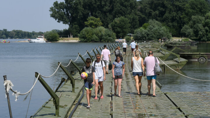 Vojska Srbije postavila pontonski most do plaže Lido