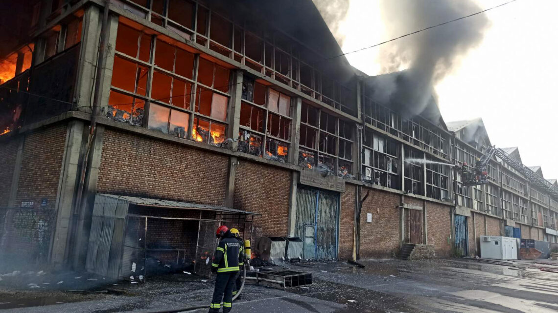 Локализован пожар у магацину код Луке Београд