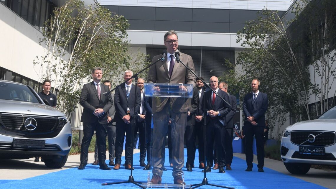 Predsednik Vučić obišao inženjerski centar u fabrici “ZF Serbia”