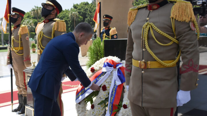 Stefanović položio vence na Spomenik neznanom vojniku i kraj grobnice predsednika Sadata