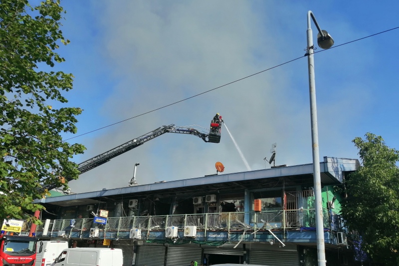 Dogašivanje požara u tržnom centru na Novom Beogradu