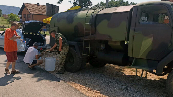 Dodatne cisterne Vojske Srbije angažovane za pomoć u vodosnabdevanju ugroženih opština