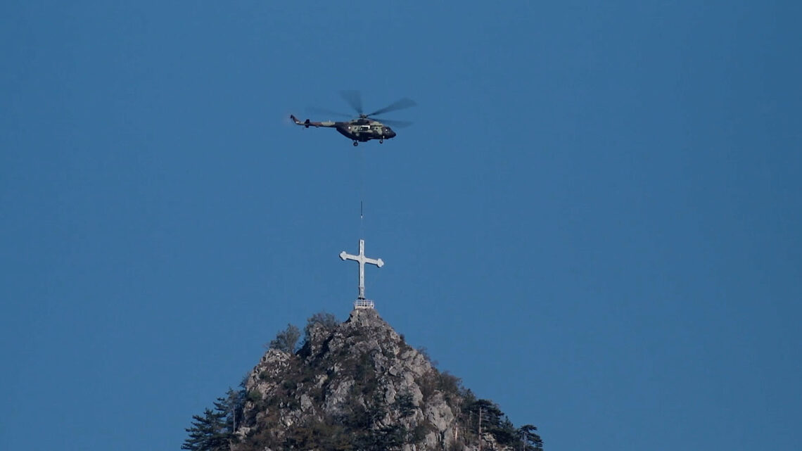 Pripadnici Vojske Srbije postavili Časni krst na vrhu Titerovac iznad Mileševe