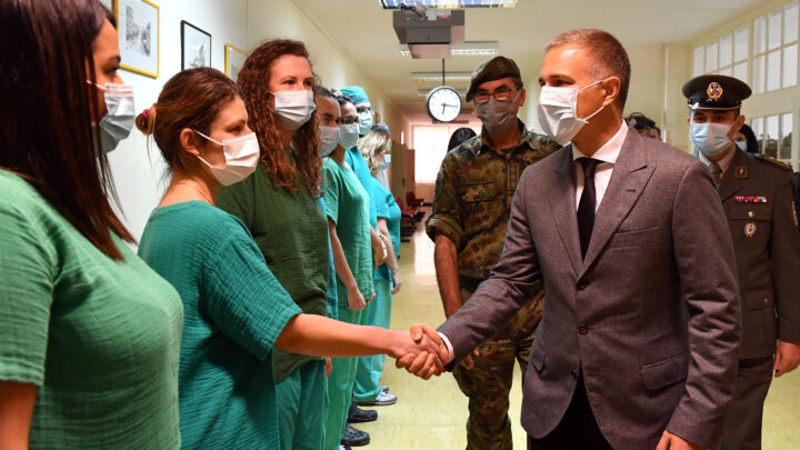 Stefanović obišao vojnu kovid bolnicu „Karaburma“
