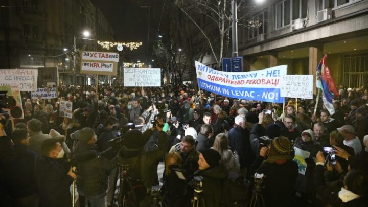 Učesnici protesta: Ako budu potpisali zakone, blokiraćemo autoputeve i Srbiju