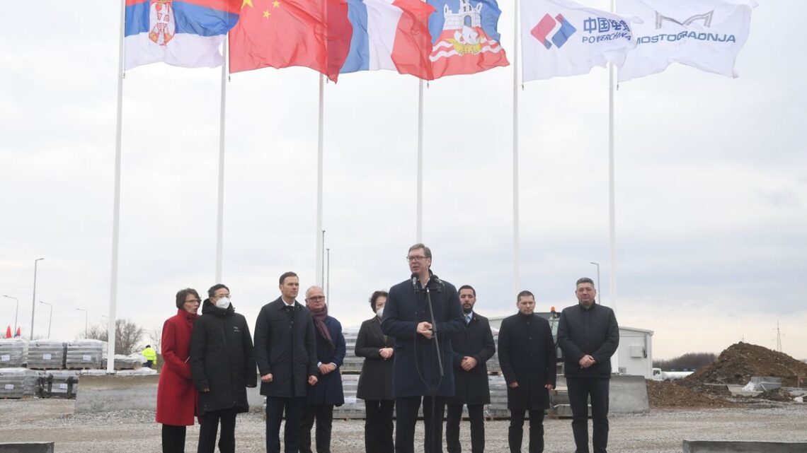 Vučić obišao radove na projektu izgradnje infrastrukture i nasipanja platoa za depo beogradskog metroa