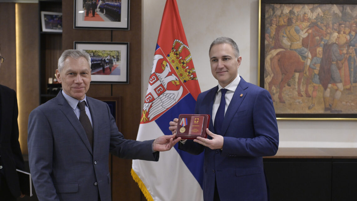 Ambasador Bocan–Harčenko uručio medalju „Rosteha“ ministru Stefanoviću