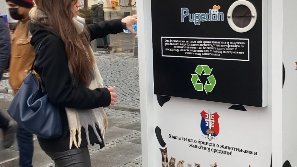Postavljena dva reciklažna automata koji isporučuju hranu psima lutalicama