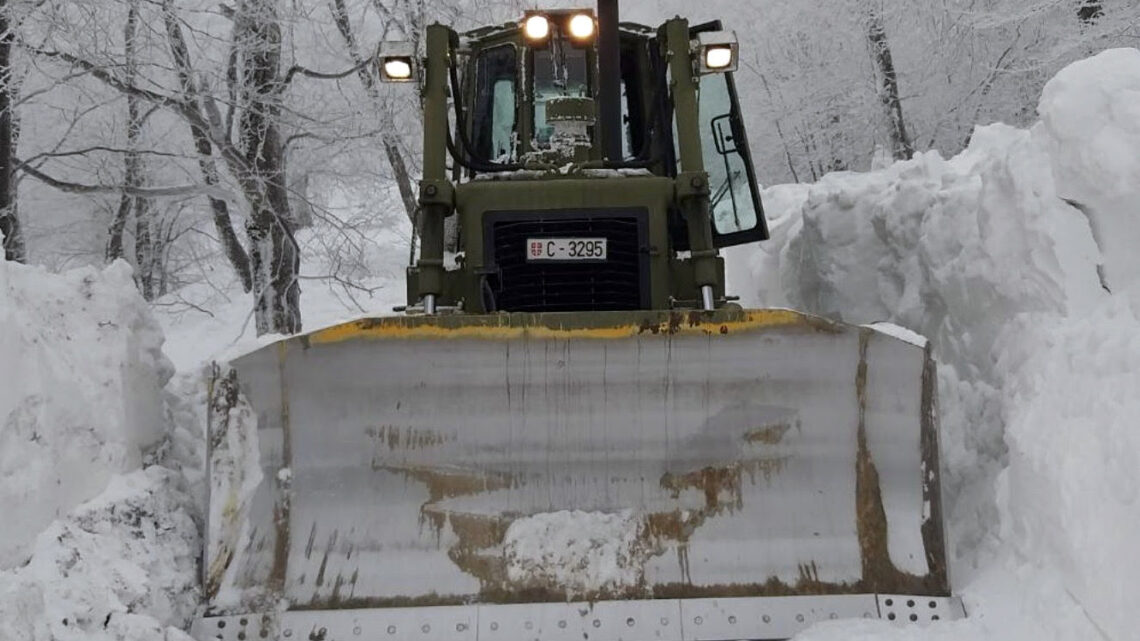 Vojska Srbije angažovana na raščišćavanju snežnih nanosa sa puteva