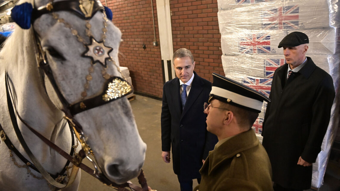 Ministar Stefanović obišao Gardijski konjički puk u Londonu