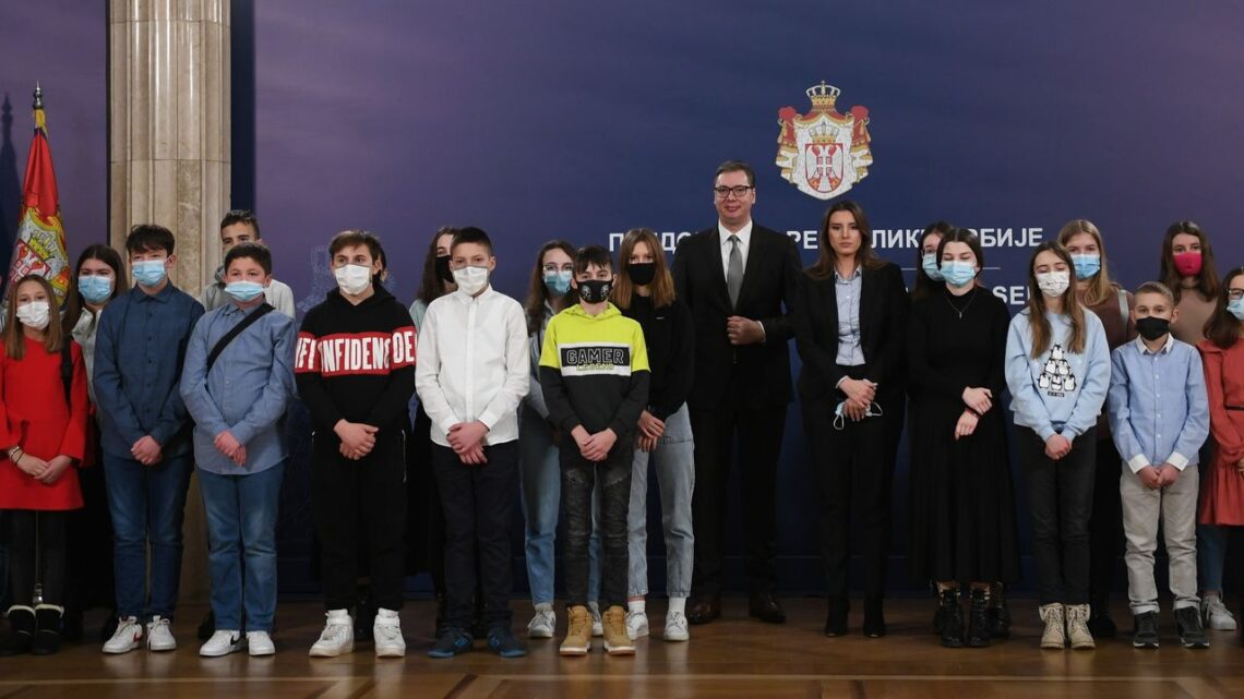 Predsednik Vučić sa decom iz Hrvatske