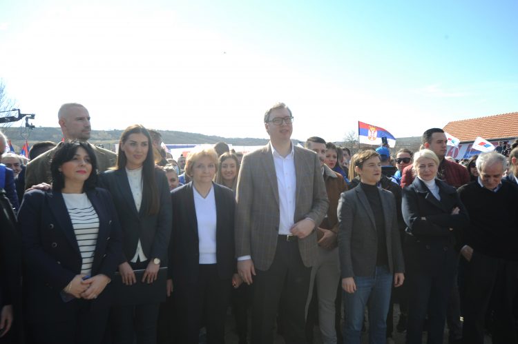 Vučić sa prvog predizbornog skupa narodu poručio: Neće biti gladi, nećemo u NATO Vučić sa prvog predizbornog skupa narodu poručio: Neće biti gladi, nećemo u NATO