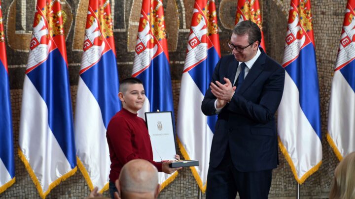 Председник Вучић постхумно одликовао јунаке српске полиције Вељка Раденовића и Милутина Добрића