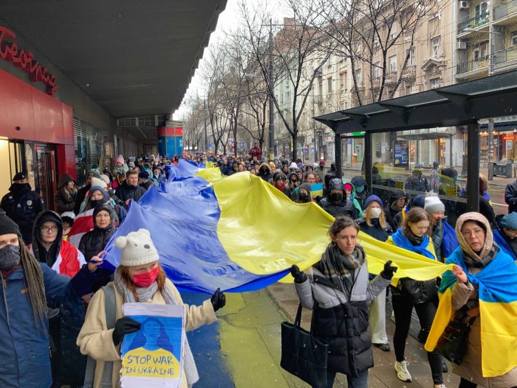 U centru Beograda šetnja u znak podrške Ukrajini, spaljen ruski pasoš