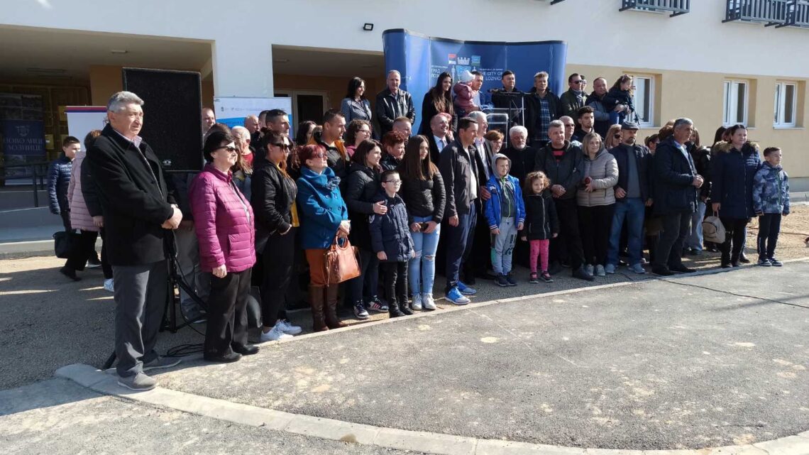 У Лозници уручени кључеви за 30 станова избегличким породицама из БиХ и Хрватске