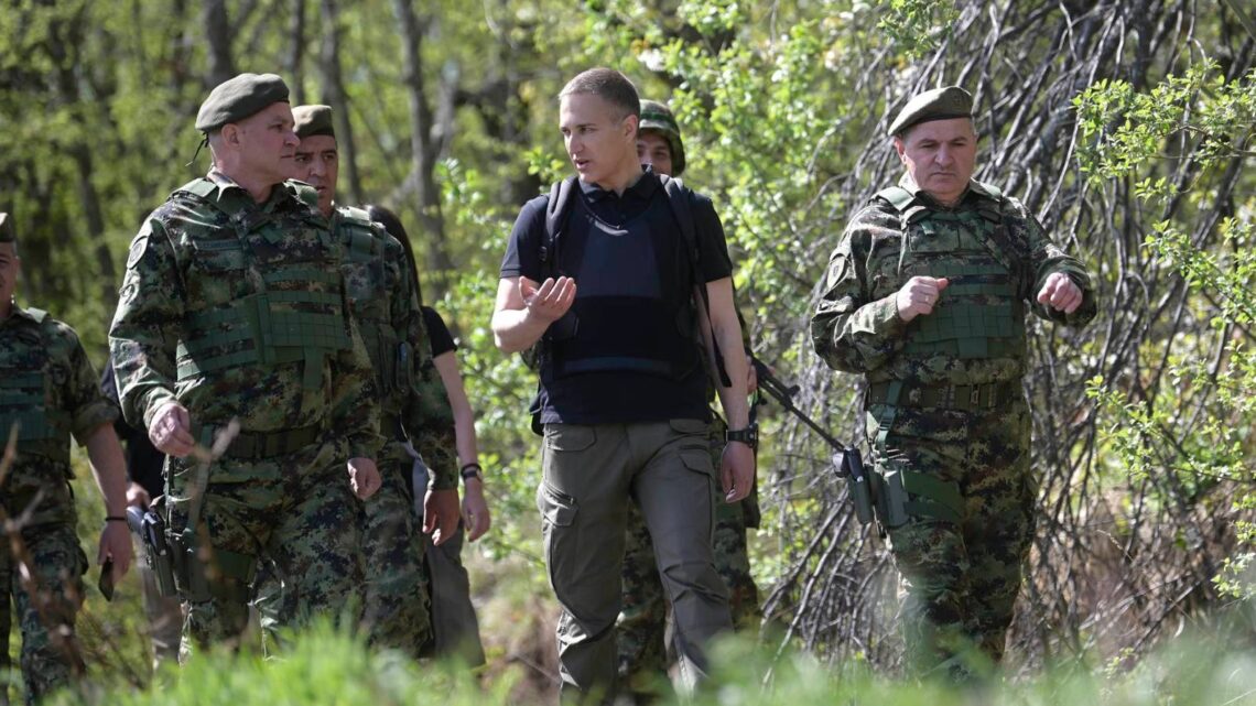 Stefanović obišao baze „Grlić“ i „Veliki trn” u Kopnenoj zoni bezbednosti Stefanović obišao baze „Grlić“ i „Veliki trn” u Kopnenoj zoni bezbednosti