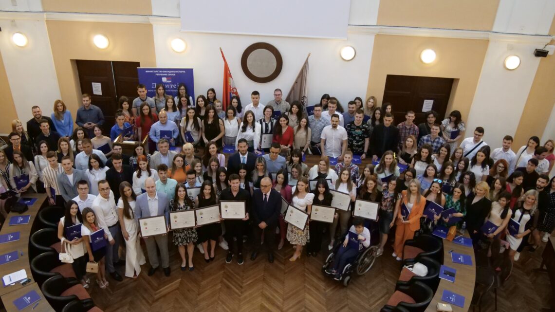 Стипендије за 209 најбољих студената Универзитета у Нишу