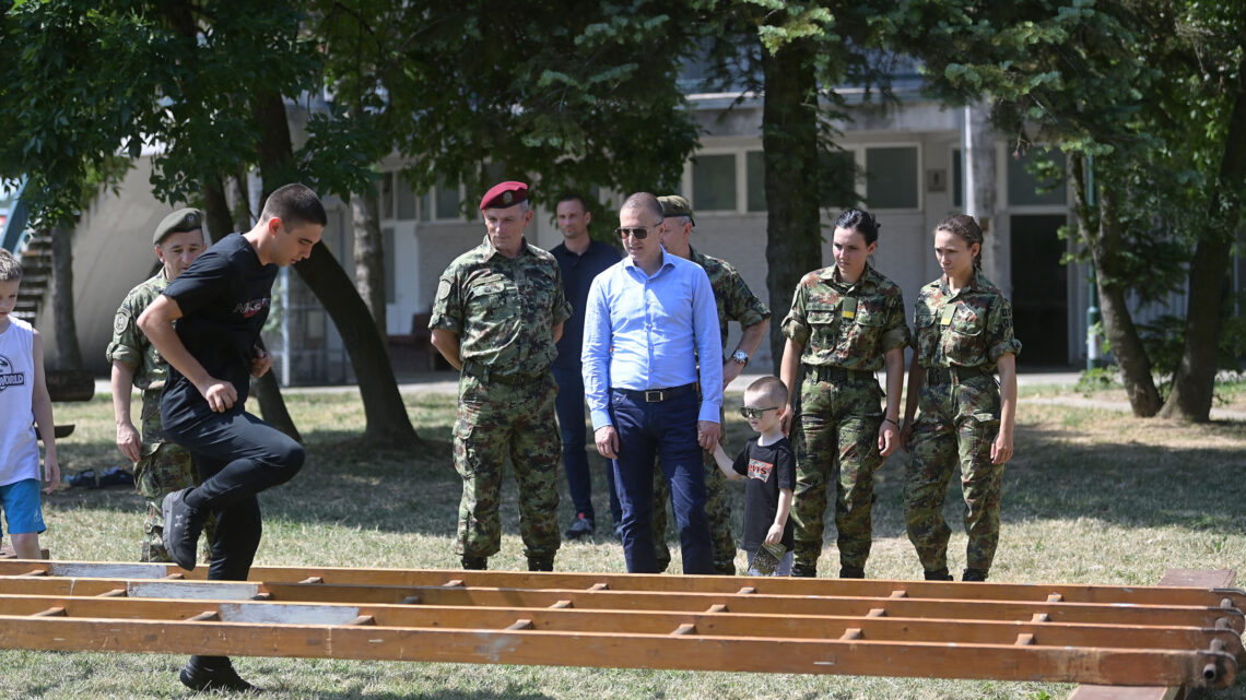 Stefanović obišao kadete Vojne akademije na Adi Ciganliji