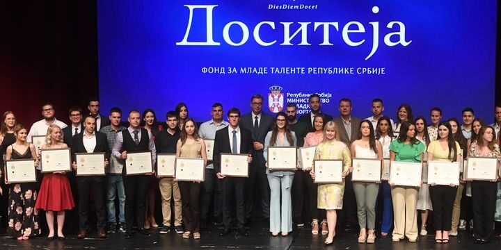 Predsednik Vučić prisustvovao svečanoj dodeli stipendija “Dositeja”