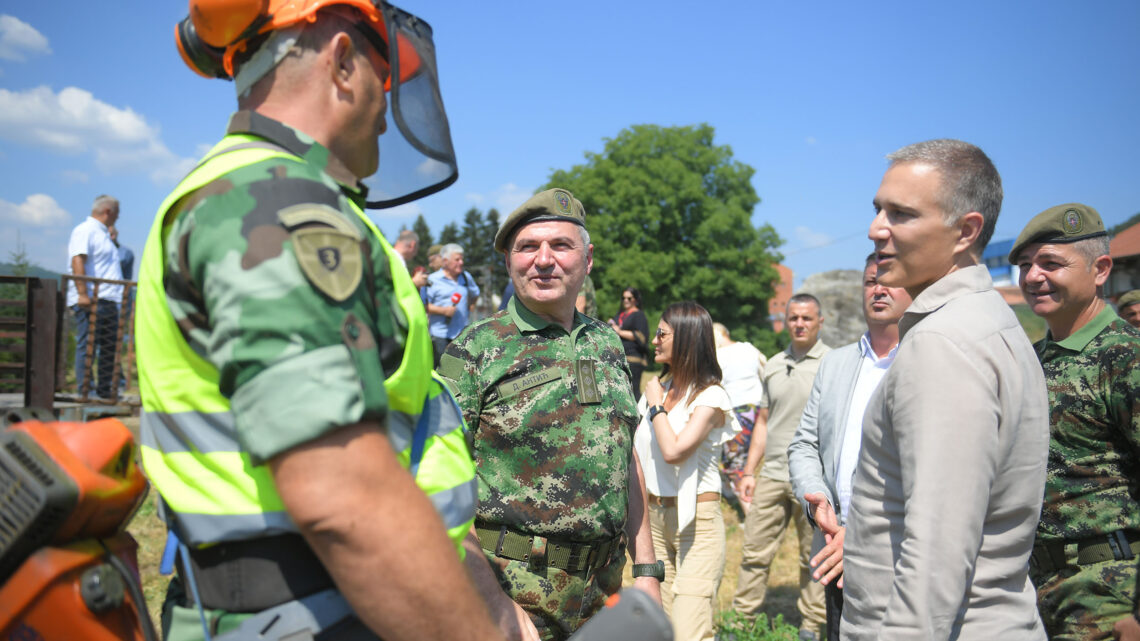 Vojska Srbije uvek i svuda na raspolaganju našem narodu Vojska Srbije uvek i svuda na raspolaganju našem narodu